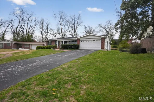 912 Cheri Heights Ct, Saint Louis, MO 63135