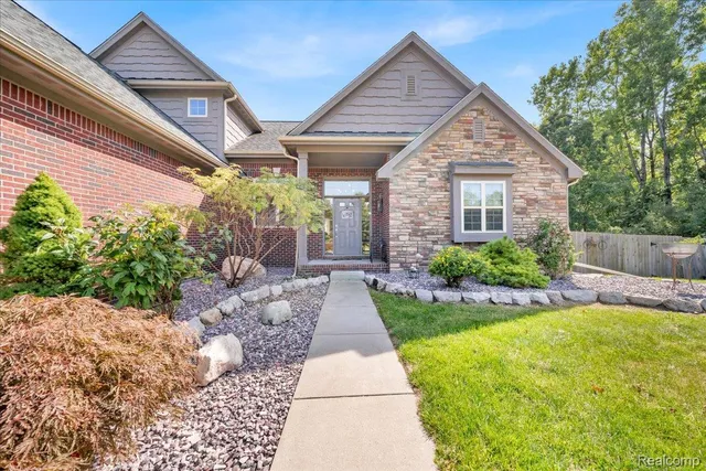 5820 Sherwood Rd, Oxford, MI 48371