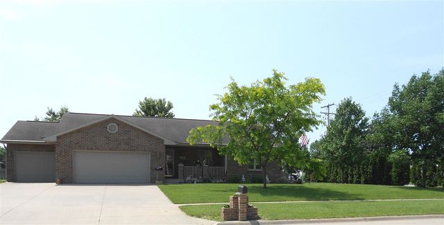 101 Fairview Dr, Manchester, IA 52057
