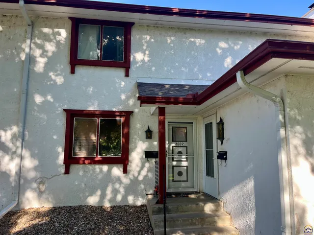 2002 Greenbriar Dr, Emporia, KS 66801