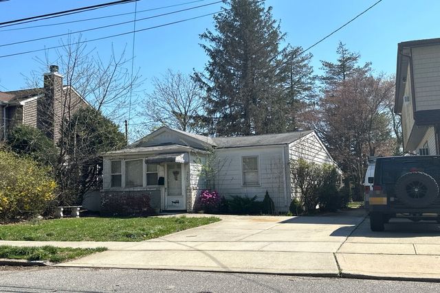 2760 Cypress Ave, East Meadow, NY 11554
