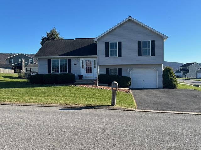 205 Steeplechase Dr, Pleasant Gap, PA 16823