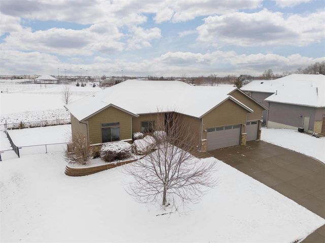 2424 Dempster Dr, Coralville, IA 52241