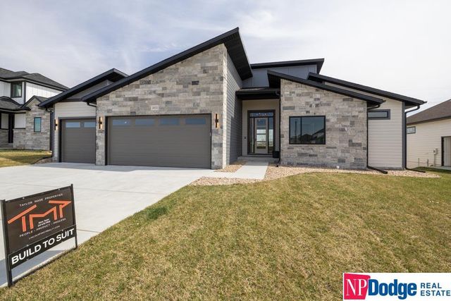 3455 Tree Line Dr, Lincoln, NE 68516