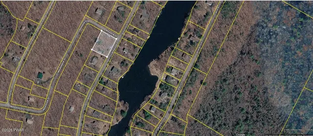Lakewood Dr, Dingmans Ferry, PA 18328