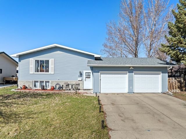 1309 25th Pl NW, Minot, ND 58703