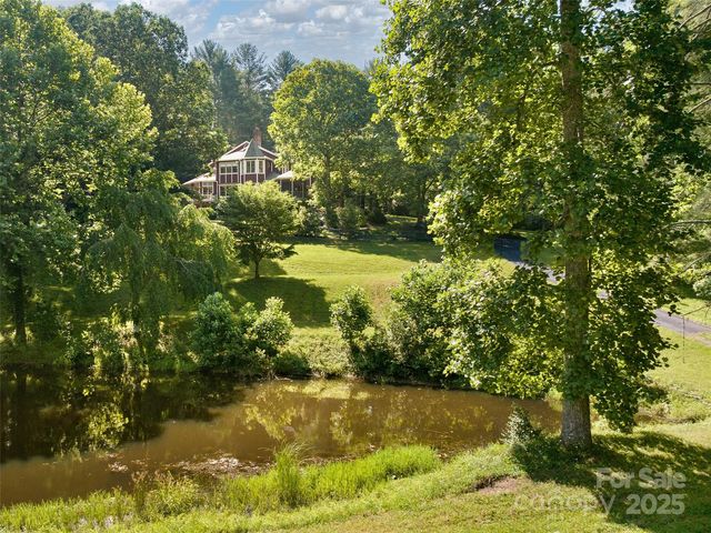 599 Red Fox Ln, Flat Rock, NC 28731