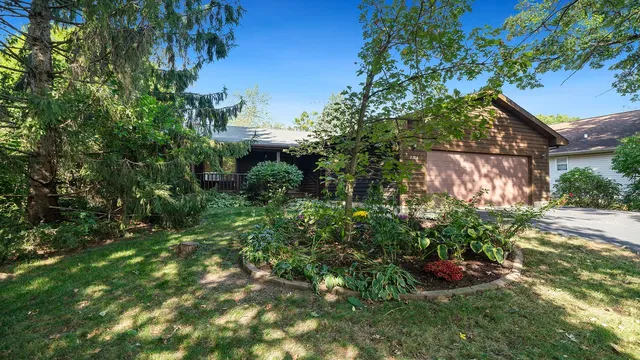 204 King Henry Rd SE, Poplar Grove, IL 61065
