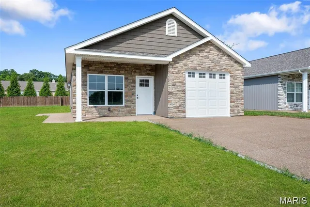 111 Meadowview Ct, Elsberry, MO 63343