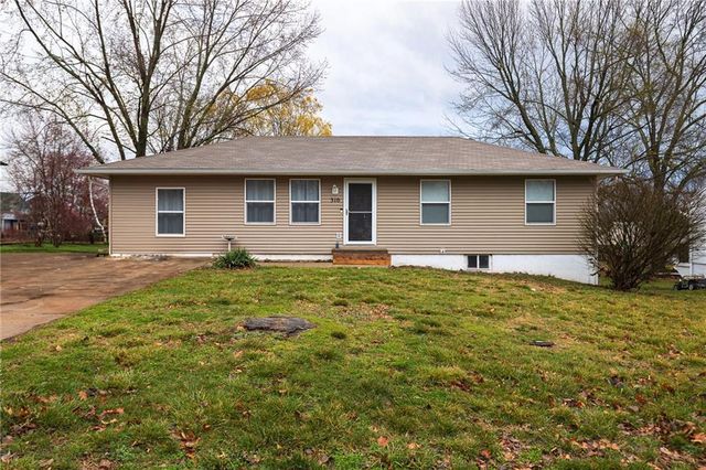 310 Clearview Dr, Pleasant Hill, MO 64080