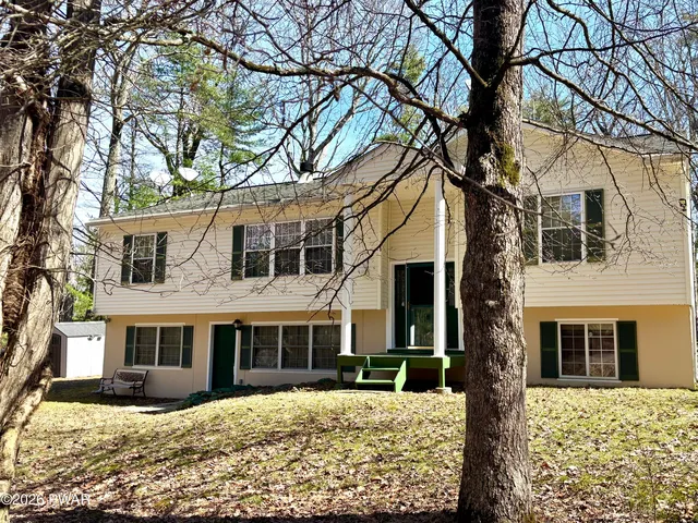 104 Hedge Dr, Dingmans Ferry, PA 18328