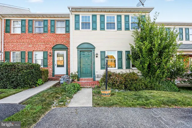 295 Robin Hill Cir, York, PA 17404