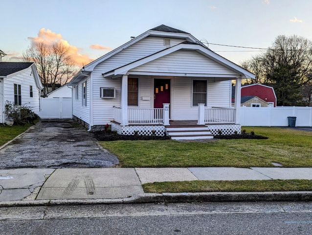 22 W  First West St, Patchogue, NY 11772