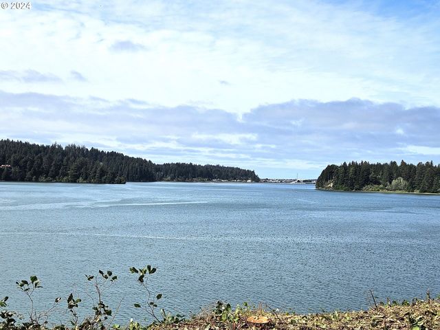 62228 Crown Point Rd, Coos Bay, OR 97420