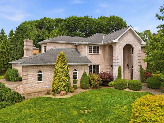 7 Grayhurst Dr, Pittsburgh, PA 15235