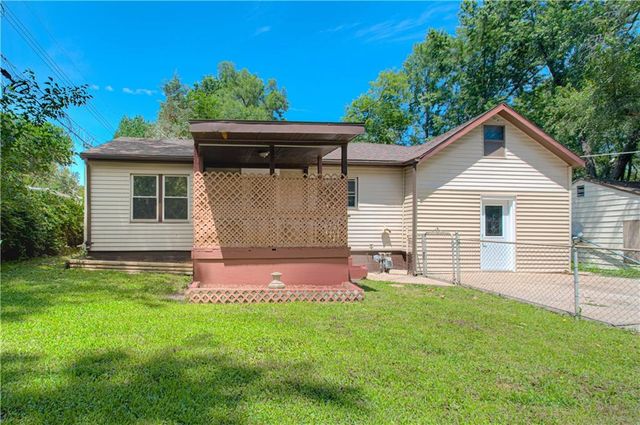 8604 Pence Rd, Pleasant Valley, MO 64068