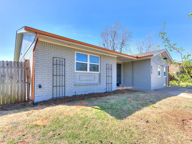 624 W  Carson Dr, Mustang, OK 73064