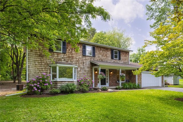 16 Aquarius Ln, Rochester, NY 14612