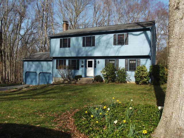 11 Friar Tuck Dr, Gales Ferry, CT 06335