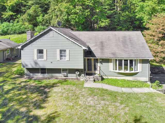 70 Overlook Dr, Russell, MA 01071