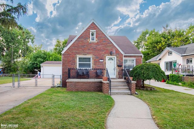 29315 Pinehurst St, Roseville, MI 48066