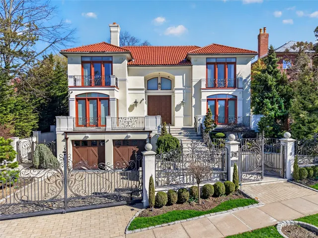 17 North Drive, Flushing, NY 11357