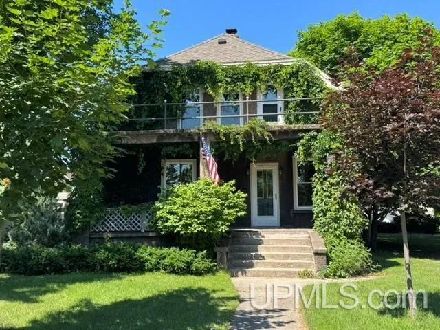 1121 N  16th St, Escanaba, MI 49829