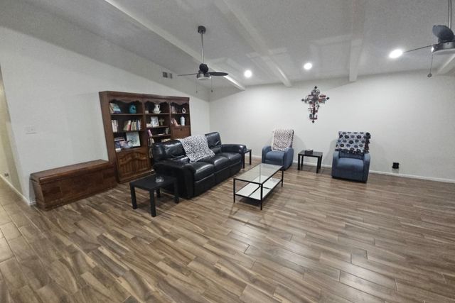 809 NW 9th St, Grand Prairie, TX 75050