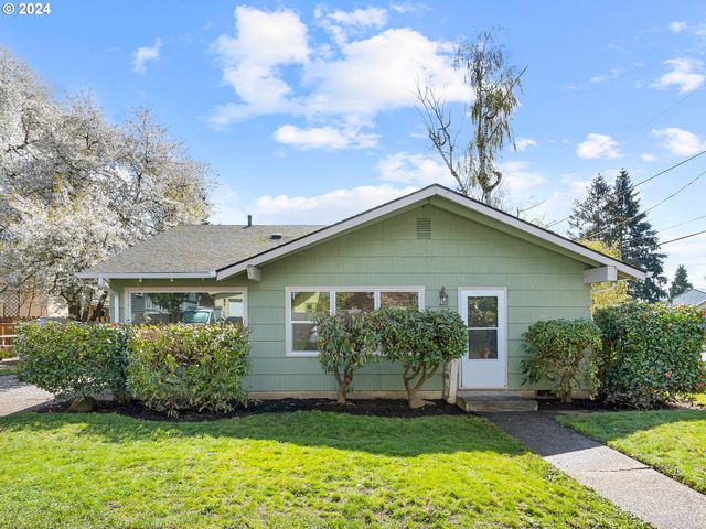 8906 SE Pine St, Portland, OR 97216