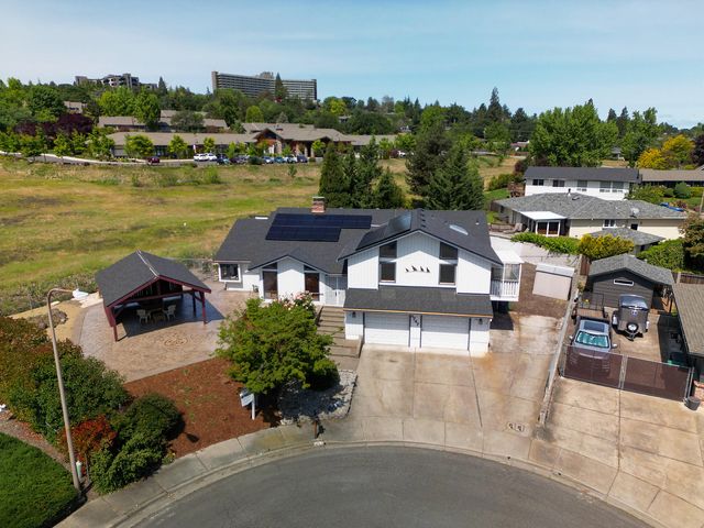 2747 Jessica Cir, Medford, OR 97504