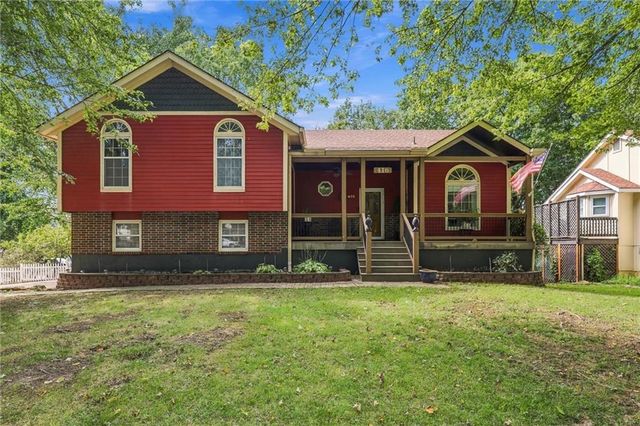 416 SE Brownfield Dr, Lees Summit, MO 64063