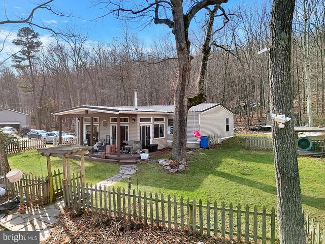 516 Roberts Rd, Great Cacapon, WV 25422