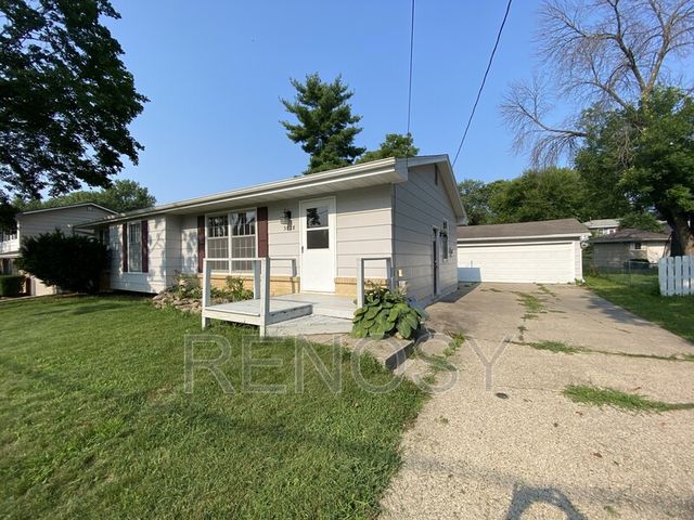 3828 79th St, Urbandale, IA 50322