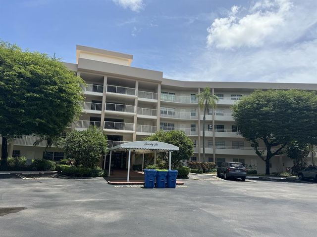 3900 Oaks Clubhouse Dr #108, Pompano Beach, FL 33069