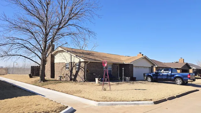 717 Hillcrest Dr, Medford, OK 73759