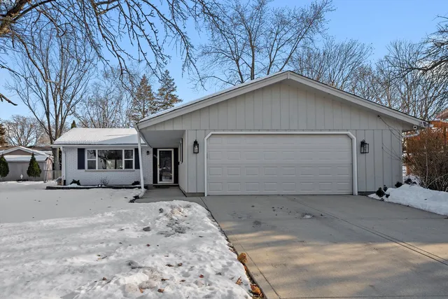 511 S  Walnut Ln, Schaumburg, IL 60193