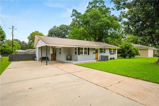1515 Plantation Dr, Alexandria, LA 71301