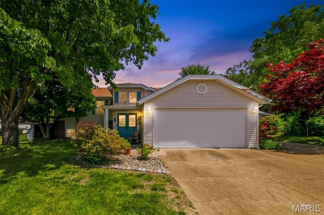2425 Farnham Ct, Florissant, MO 63033