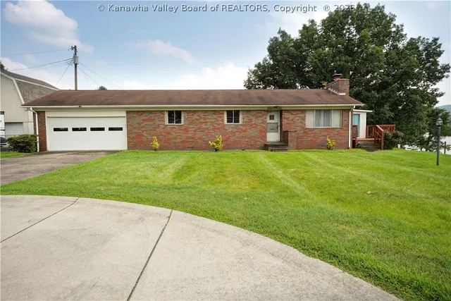 2 Reeves Dr, Nitro, WV 25143