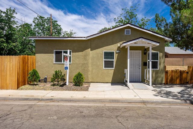 7218 N  College Ave, Pinedale, CA 93650