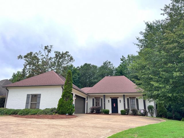 127 Autumn Hills Dr, Tupelo, MS 38801