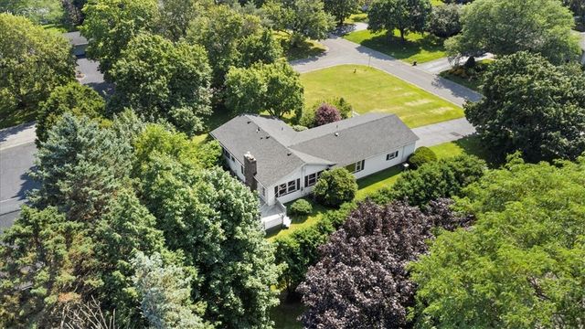 11 Wind Mill Rd, Pittsford, NY 14534