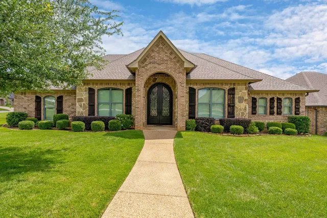 1624 Olympic Dr, Longview, TX 75605