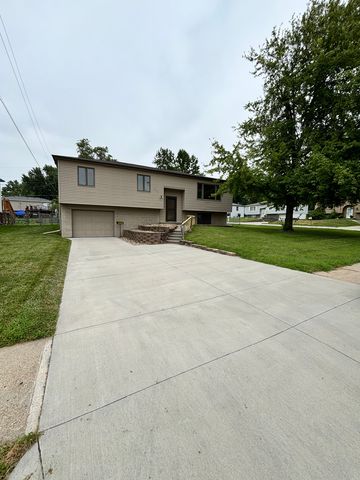 480 Valley Dr, Springfield, NE 68059