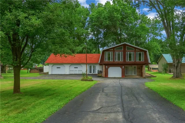 163 Chapel Dr, Ellwood City, PA 16117