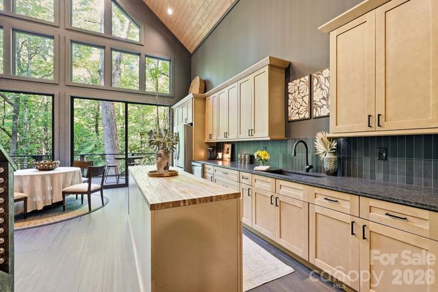 2272 Evans Rd, Hendersonville, NC 28739
