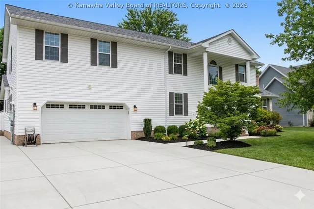 1042 Marina Dr, Hurricane, WV 25526