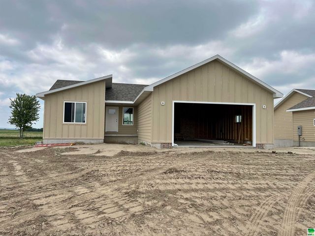 1406 Country Club Dr, Elk Point, SD 57025
