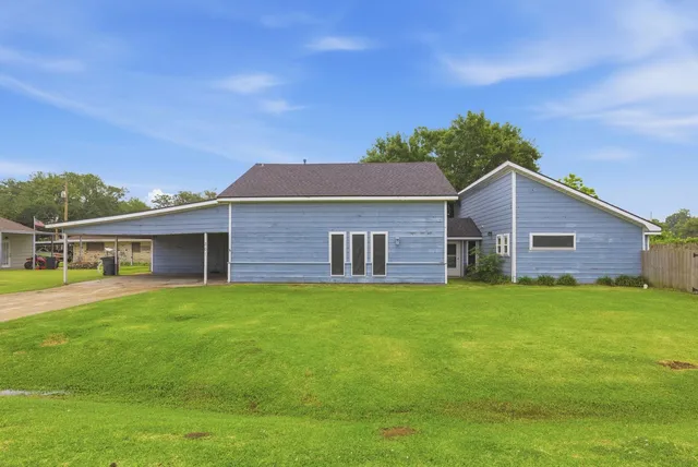 301 Crystal Ln, Sulphur, LA 70663