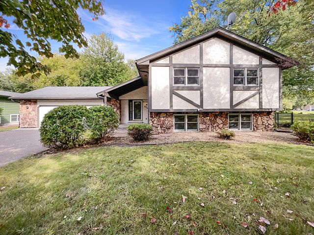 8261 Red Oak Dr, Mounds View, MN 55112